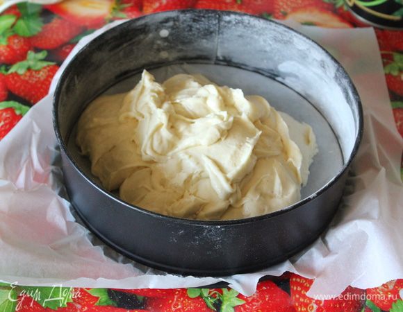 Тесто переложите в форму, смазанную маслом. Аккуратно лопаткой разровняйте тесто. 