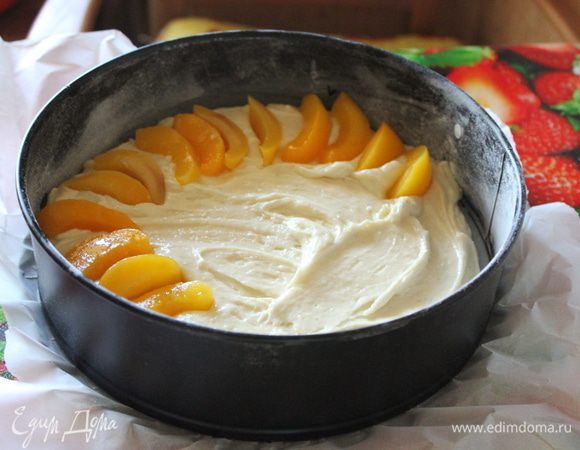 Выложите сверху персиковые дольки. 