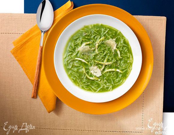 При подаче украсьте чипсами из пармезана.