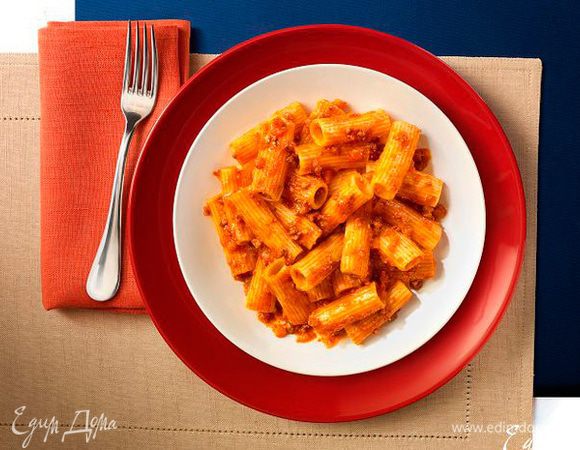 Отварить тортильони Barilla до готовности. Слить воду. Добавить пасту к соусу, перемешать. Готовое блюдо посыпать натертым пармезаном.