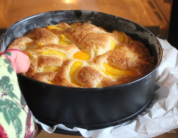 Выпекайте пирог первые 15 минут при 180С, затем температуру духовки уменьшите до 160 градусов. Пирог выпекайте примерно 50-55 минут до золотистого цвета.  
