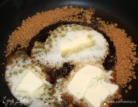В сковородку с толстым дном всыпаем коричневый сахар. Как только он начнет плавиться, добавляем 100 граммов сливочного масла.