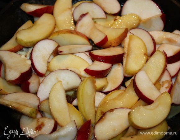 Затем нарезаем на яблоки на дольки и кладем их в сковородку с карамелью. Яблоки перемешиваем, чтобы они карамелизировались равномерно.