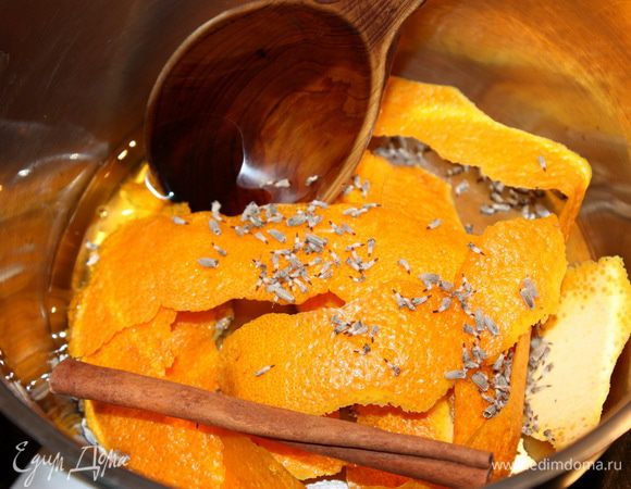 В кастрюлю вливаем воду, 2 столовые ложки инвертного сиропа (рецепт можно здесь посмотреть: http://www.edimdoma.ru/retsepty/40599-invertnyy-sirop) и подогреваем. Тем временем снимаем цедру с апельсина и опускаем ее в сироп. Затем палочка корицы и лаванда. Доводим до кипения и убавляем огонь, чтобы сироп чуть-чуть уварился. У меня это заняло около 8 минут.