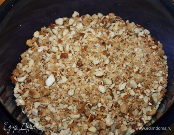 Орехи измельчаем в бленедере, но не доводим до состояния пудры, так как кусочки орехов должны чувствоваться при попадании на зуб.