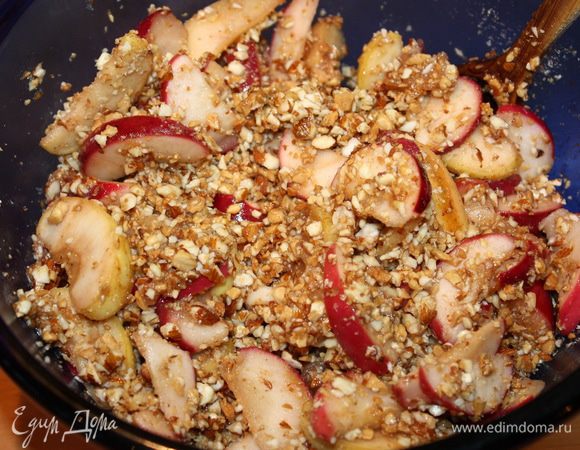 Яблоки смешиваем с орехами – начинка готова.