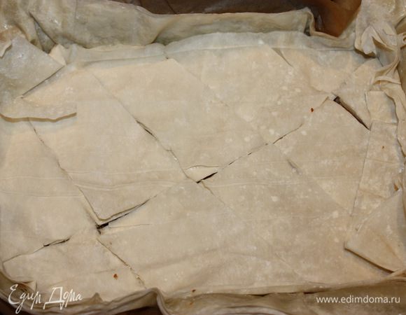 Берем еще три листа теста, которые промазываем масло и укладываем их на яблоки. Это будет прослойка между начинкой. Выкладываем вторую половину начинки. Закрываем тремя листами теста и не забываем их смазывать маслом, а только потом класть друг на друга. Делаем разрезы на тесте.