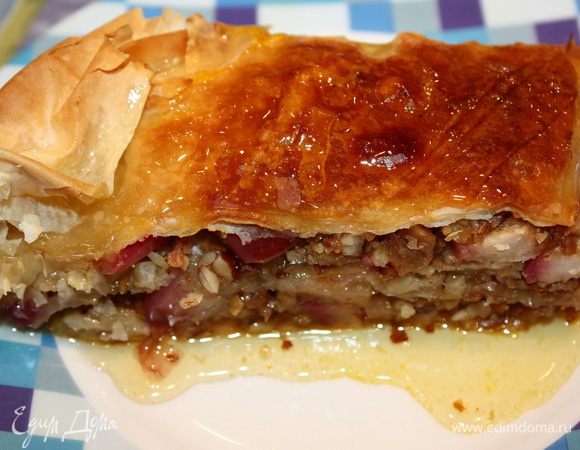 Нарезаем на порционные кусочки по нашим разрезам, которые мы сделали перед выпеканием. Каждый кусочек поливаем апельсиновым сиропом и угощаем.