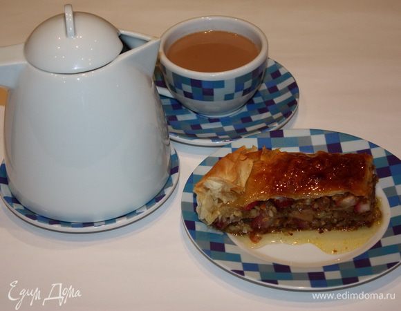 Вместе с пахлавой можно подать чашечку ароматного имбирного чая с кардамоном. Приятного вам чаепития!