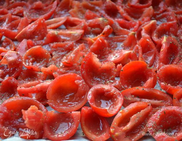 Мясистые помидоры среднего размера разрезать пополам, если помидоры покрупнее, то на четвертинки. Удалить семена и мякоть, если она очень водянистая. Если мякоть тугая, то удалять не нужно. Выложить помидоры на противень, застеленный пергаментом, срезом вверх. Посолить крупной солью и посыпать сверху любыми пряными травами (я посыпала орегано).