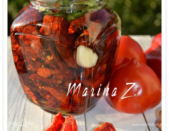 Сложить вяленые помидорки в стерилизованную баночку, добавить несколько зубчиков чеснока и пару веточек лимонного базилика (у меня баночка на 0,5 л). Залить оливковым маслом и добавить 1 чайную ложку бальзамического уксуса. 