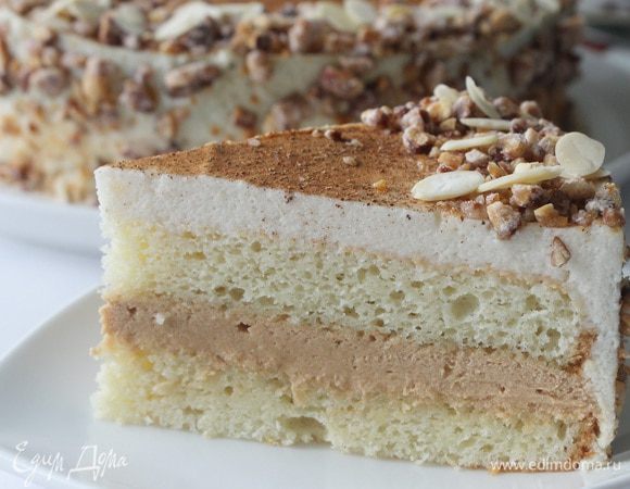 Для сборки торта выложить бисквитный корж, сверху на него выложить весь карамельный крем, затем еще один корж, а сверху яблочное пюре. Готовый торт поставить в холодильник на 4-6 часов. Торт можно украсить молотой корицей, орешками или дольками яблок.