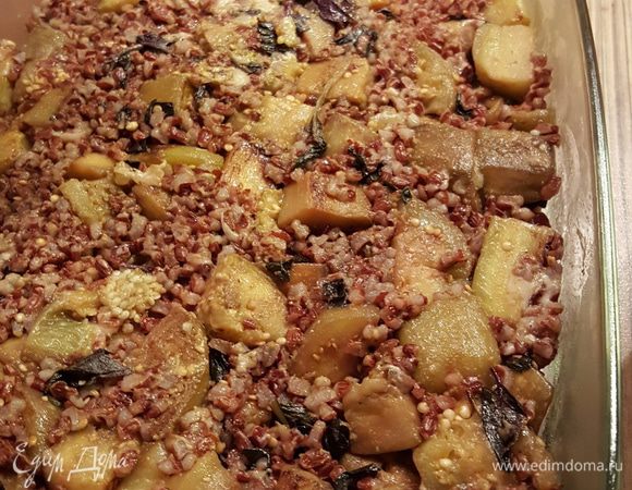 В баклажаны добавить покрошенный базилик (у меня был красный), соус песто, потертый твердый сыр (можно взять любой твердый или пармезан). Всыпать рис и перемешать.