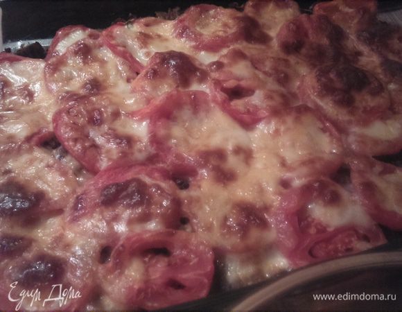 Смесь выложить в форму, сверху выложить нарезанные дольками помидоры (предварительно очищенные от шкурки), присыпать оставшимся тертым сыром, выложить порезанный сыр моцареллу. Запекать при 180*С около 20 минут.