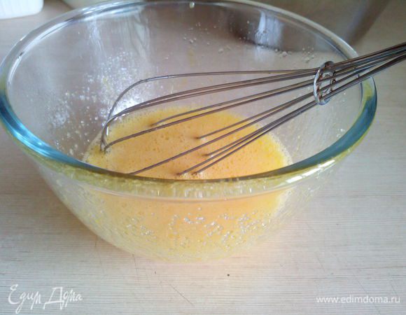 Семья у меня не маленькая, беру обычно двойную порцию.
 
Включаем духовку в режим конвекция на 180 градусов.
Обезжиренный творог протираем через сито. У меня трое детей, в целях экономии времени этот шаг заменяю на "выложить в миску".
В отдельной миске слегка взбиваю яйцо с сахаром и солью.