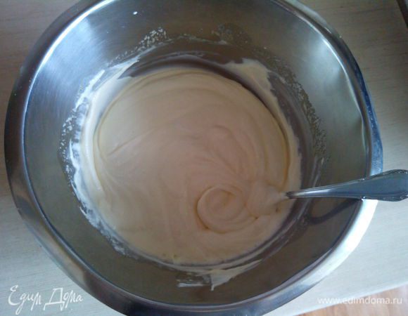 Добавляем к творогу растительное масло (количество масла на одну пятую убавляю), взбитое с сахаром и солью яйцо, манку, соду и ванилин. Перемешиваем.
По вкусу можно добавить промытый изюм. Я делаю без него.