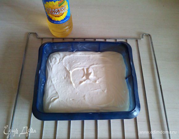Силиконовую форму (у меня прямоугольная 23х20 см, на двойную порцию в самый раз) слегка промазываю сливочным маслом. Да-да, не удивляйтесь. Пробовала не смазывать, с ним как-то ароматней что ли. Выкладываем творожную массу, можно слегка разровнять и намазать сметаной (классическим йогуртом для уменьшения калорийности). 