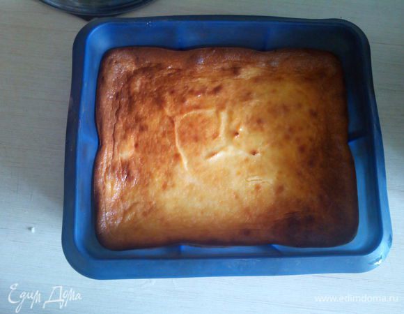 Выпекаем в духовке, разогретой до 180 градусов примерно 25-30 минут до слегка золотистой корочки. Иногда выключаю и оставляю остыть в духовке, потом, не вынимая из формы, в холодильник. 
Лично от себя добавлю, что из формы лучше не вынимать сразу и дать остыть в холодильнике, т.к. по консистенции запеканка сначала будет как жидковато-неоформленная. Но холодильник это исправляет и на утро получается супер запеканка к завтраку. Приятного аппетита!