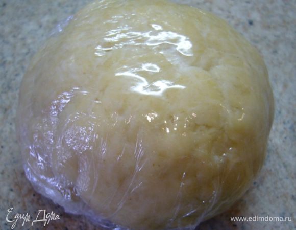 Собрать тесто в шар, завернуть его в пищевую пленку, оставить при комнатной температуре на 2 часа.