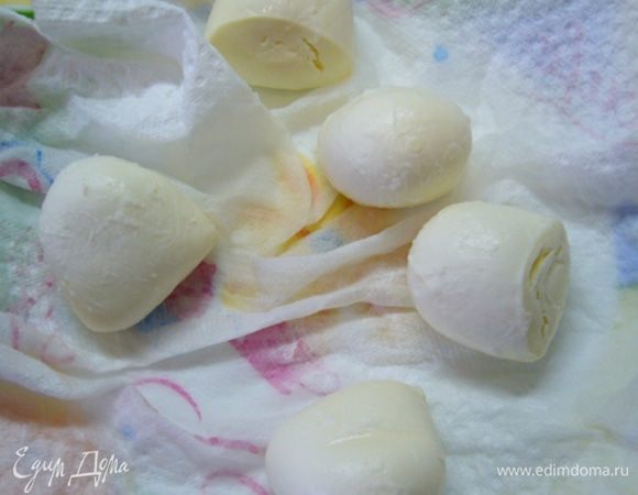 Шарики сыра достать из рассола, обсушить на бумажном полотенце.