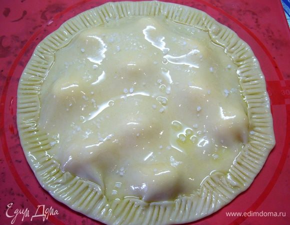 Теперь раскатать меньшую часть теста, накрыть  ей сыр, хорошенько защипать края. Можно пройтись по окружности вилкой. Смазать поверхность фокаччи 1 ст. л. оливкового масла, присыпать крупной морской солью. Отправить фокаччу в духовку, разогретую до 220 градусов на 15 минут.
