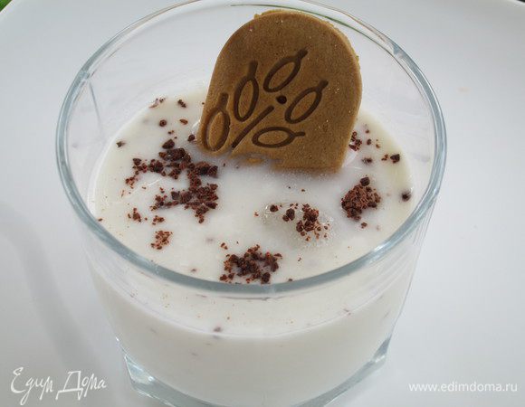 Разлить ласси по бокалам. Подавать с миндальным печеньем, украсив кусочками шоколада, миндальными лепестками. 