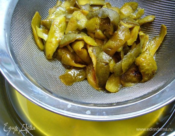 В кастрюлю с толстым дном насыпать сахар, влить 1 ст. л. воды, поставить кастрюлю на огонь. Сахар должен раствориться и стать карамельного цвета.
Вскипятить 0,5 л воды. Осторожно слить ее в горячую карамель.
В полученный сахарный сироп поместить кожуру фейхоа, довести до кипения, варить 7 минут. Процедить содержимое кастрюли в другую емкость через сито.