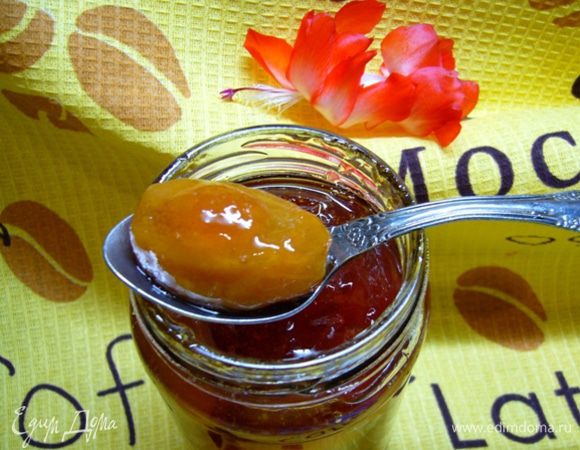 За минуту до готовности добавляем в варенье коньяк.
Стерилизуем банки,  раскладываем варенье, укупориваем, переворачиваем баночки. Когда варенье остынет, храним его на холоде.
