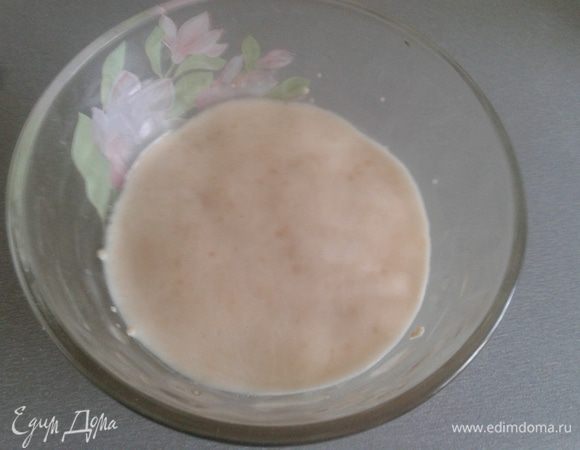 Теплую воду смешать с дрожжами и одной чайной ложкой сахару (у меня активные ), оставить на 10 минут, чтобы начали работать.