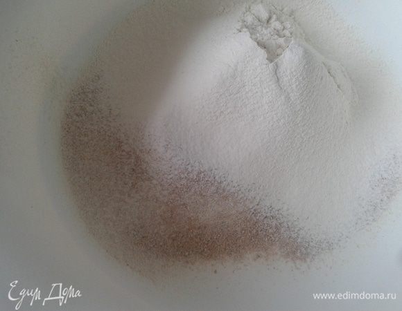 Оба вида муки просеять в  большую миску. 