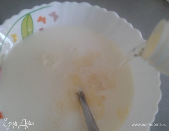 В другой миске смешать яйцо, остальной сахар, соль, теплое молоко и растительное масло. Добавить подошедшие дрожжи.