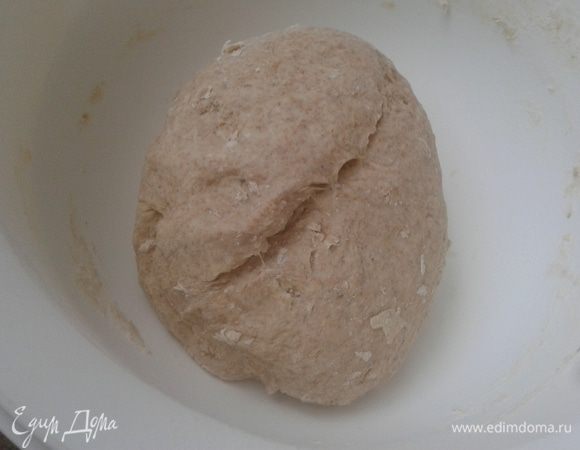 Смешать муку с яично-дрожжевой смесью. Замесить тесто. Оставить на час, в теплом месте, чтобы поднялось. 
