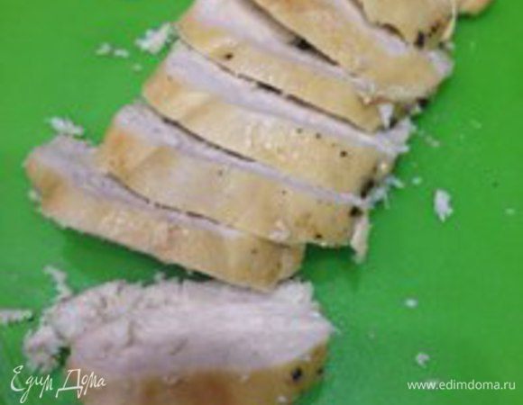 Нарезать готовую куриную грудку крупными кусочками. 