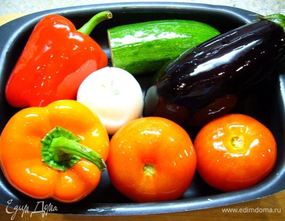 Помидоры, баклажан, цукини наколоть в нескольких местах. Белый лук очистить, разрезать сверху крест-накрест на четверть высоты. Смазать все овощи 1 ст. л. оливкового масла, положить в лоток для запекания.
Духовка разогрета до 220 град. Запекать овощи 50 минут.
