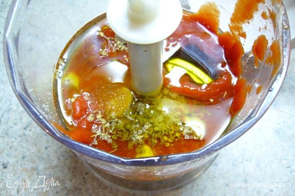 Приготовить соус: взбить все ингредиенты в блендере до однородного состояния.