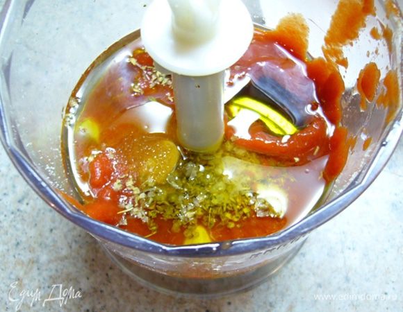 Приготовить соус: взбить все ингредиенты в блендере до однородного состояния.