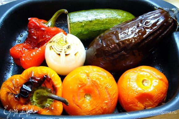 Запеченные овощи достать из духовки, накрыть фольгой и дать немного остыть. Снять шкурку с перцев, помидорчиков, баклажана. У перцев удалить плодоножку и семена.