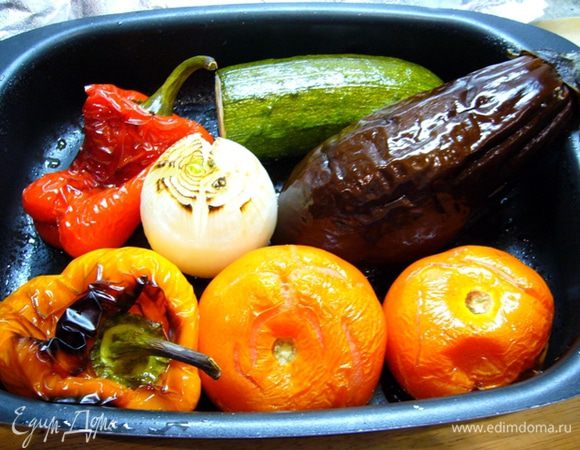 Запеченные овощи достать из духовки, накрыть фольгой и дать немного остыть. Снять шкурку с перцев, помидорчиков, баклажана. У перцев удалить плодоножку и семена.
