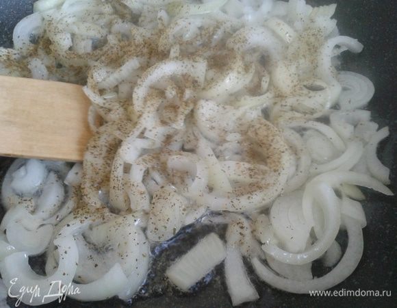 Лук почистим и порежем полукольцами и обжарим на растительном масле, присыпав приправой для рыбы, до полуготовности минут 7, не забываем  помешивать 