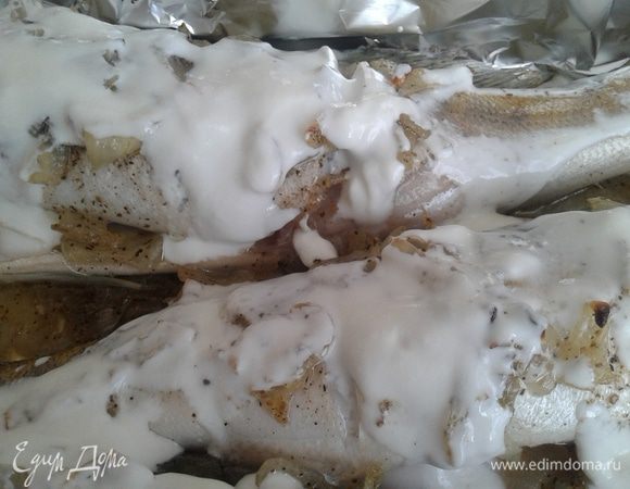 Духовку заранее разогреем до 200*С. Запекаем рыбку 20 минут. Смазываем сметаной и доводим до готовности  еще 10 минут. 