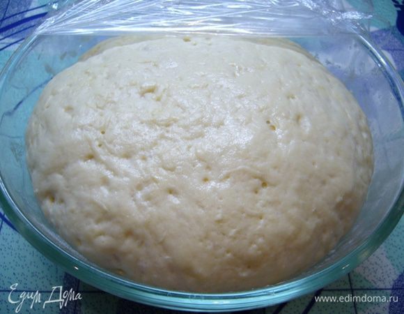 Подошедшее тесто выложить на присыпанный мукой стол, обмять, раскатать в прямоугольник.