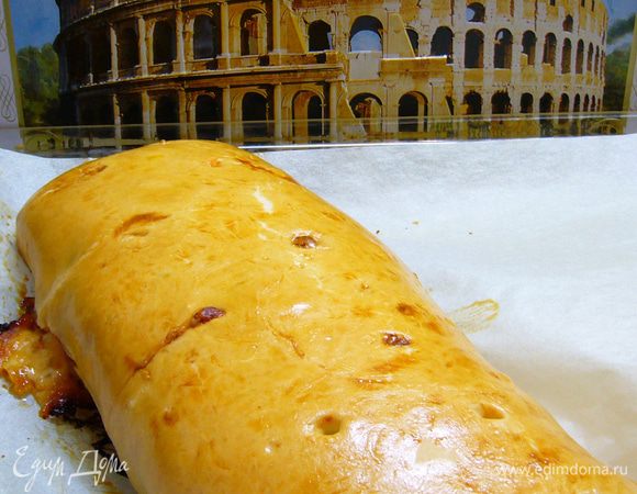 Яйцо слегка взбить вилкой, смазать пиццу яйцом. Выпекать пиццу 45 мин.
А «лава» действительно извергается!