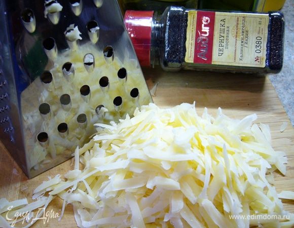 Сыр натереть на крупной терке.
