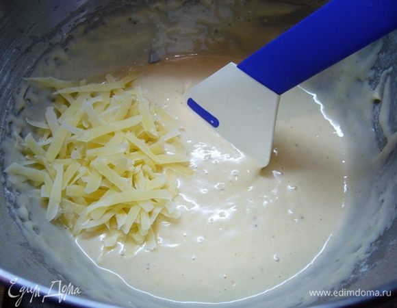 Вмешать в тесто сыр, горошек (у меня – замороженный).
Кинзу вымыть, обсушить, измельчить. Добавить в тесто. Перемешать лопаткой.
Добавить в тесто чернушку, снова перемешать.
