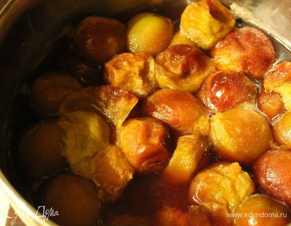 Сливы помыть, выложить в глубокую кастрюлю, на дно налить воды. Накрыть крышкой и на медленном огне немного приварить. Как только косточка начнет отделяться, выключить огонь.