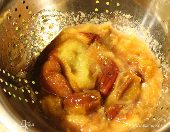 Сливы протереть через сито или дуршлаг. В полученное пюре добавить сахар, перемешать.