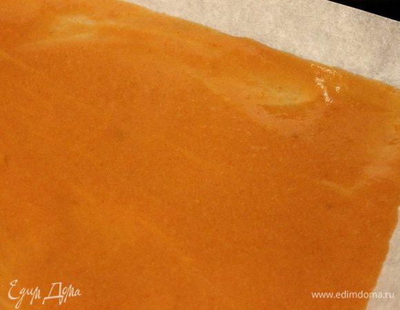 Застелить противень пергаментом и вылить полученное пюре, разровнять ножом. И отправить в заранее разогретую до 90 градусов духовку, на 3-4 часа. Дверь духовки должна быть приоткрыта, можно вставить деревянную шпажку.