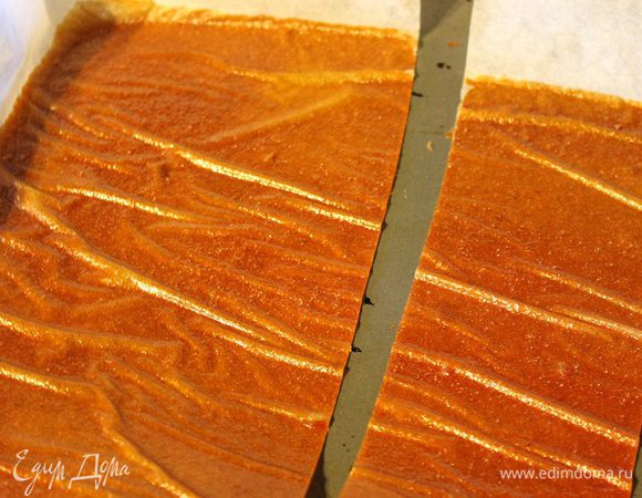 Если пастила не липнет к пальцу, значит она готова. Нарезать на полоски вместе с пергаментом, сложить в стеклянную банку и хранить в холодильнике. Приятного аппетита!