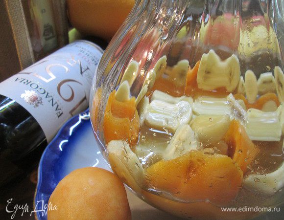 Мякоть бананов разрезаем на кружочки и добавляем  в сироп к абрикосам. Немного охладить.