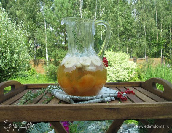 К фруктам в сиропе добавляем алкогольные напитки: вино, ликер и шампанское.

Банановый ликер можно успешно заменить абрикосовым или персиковым.   